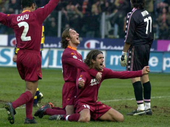 4 febbraio 2001, Batistuta festeggia il gol segnato a Parma