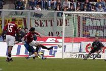 Carew segna, sullo sfondo la curva
