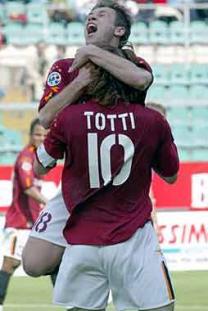 Cassano abbraccia Totti