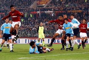 Il gol di Amantino Mancini nel derby Roma-Lazio 2-0
