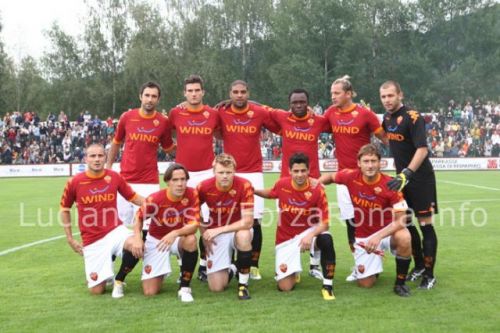 Una formazione della Roma durante il ritiro del campionato 2010/11