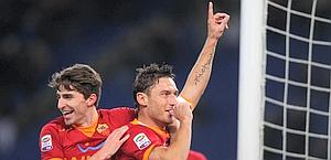 Roma-Cesena 5-1, l'esultanza di Totti che super Nordhal nel numero di gol in serie A