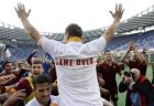 Lazio-Roma 1-2, a fine partita Totti con indosso una maglia che sul retro recita 'Game over' viene portato in trionfo dai compagni