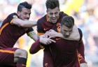 Udinese-Roma 1-2, l'abbraccio a Dzeko dopo il gol del vantaggio