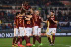 Roma-Frosinone 3-1, Nainggolan abbracciato dopo il gol
