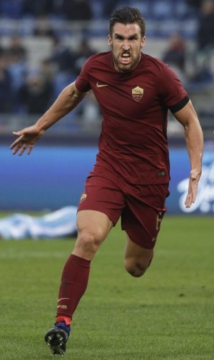 L'esultanza di Strootman dopo il gol nel derby Lazio-Roma 0-2