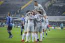 Atalanta-Roma 3-3, l'abbraccio dei calciatori della Roma