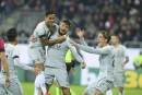 Cristante abbracciato dai compagni dopo il gol in Cagliari-Roma