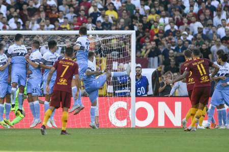 Il gol di Kolarov in Roma-Lazio 3-1