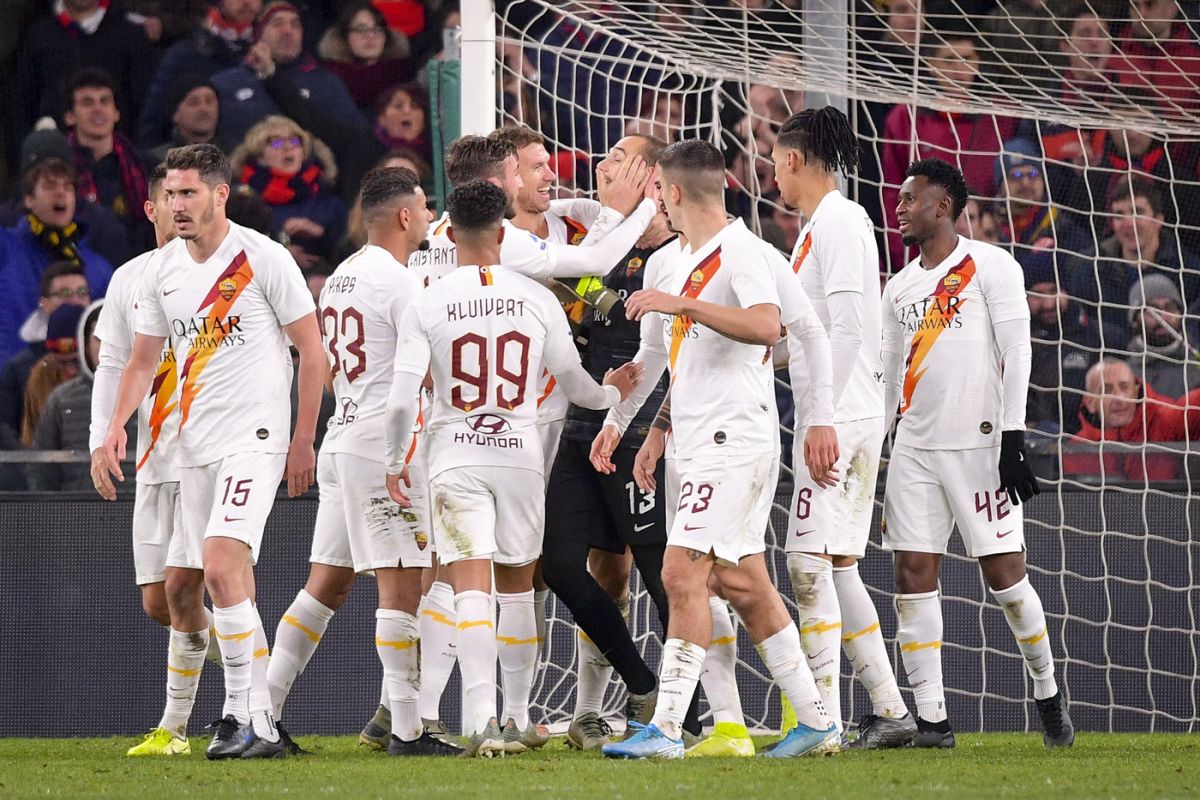 19 gennaio 2020, Genoa-Roma 1-3, Pau Lopez abbracciato dai compagni