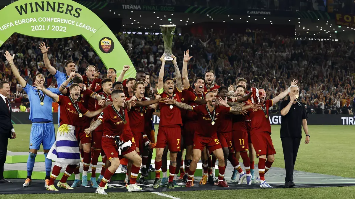 La Roma di Mourinho festeggia la Conference League