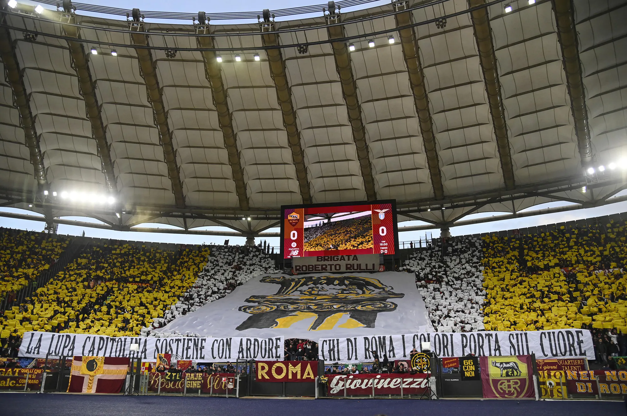 La coreografia dei tifosi della Roma nel derby di ritorno vinto 3-0