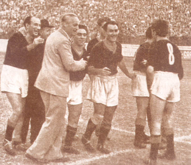 I calciatori della Roma e l'allenatore Senkey festeggiano nel derby vinto 1-0