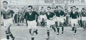 Campionato 1947/48, Roma e Lazio fanno il loro ingresso in campo nel derby.
