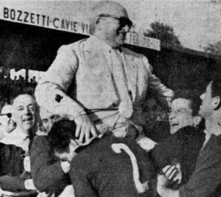 Stagione 1951/52, la Roma torna in serie A e Sacerdoti viene festeggiato dai tifosi
