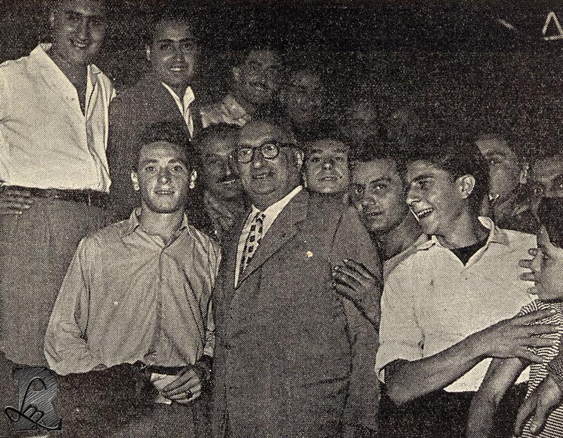 Il presidente Sacerdoti assieme ai sostenitori della sua amata Roma nel 1955