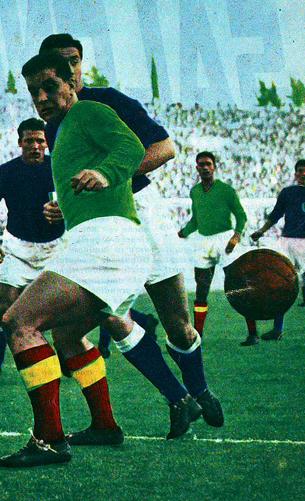 1956/57, la Roma con un'originale maglia verde