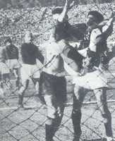 Un salvataggio di Losi nel derby d'andata del 1956/57
