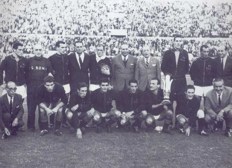 Vincenzo Biancone, in basso a sinistra, e la Roma vincitrice della Coppa delle Fiere