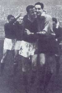 I calciatori della Roma si abbracciano al termine di Inter-Roma del 1962