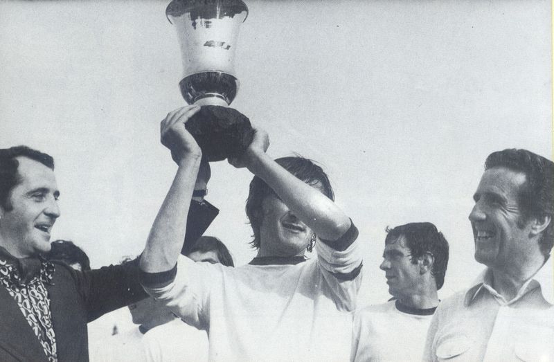 Il presidente Anzalone, il capitano Cordova e l'allenatore Herrera festeggiano il Torneo Anglo Italiano conquistato dalla Roma nella stagione 1971/72