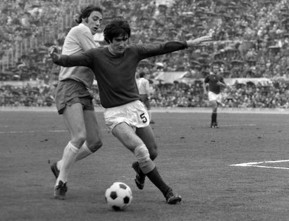 Sergio Santarini contro Chinaglia nel derby del 1974/75