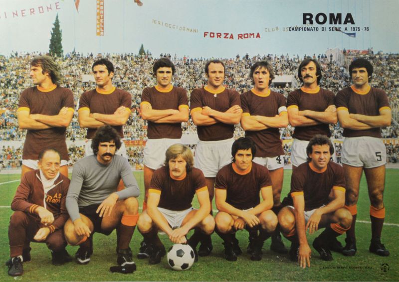 Roberto Minaccioni, in basso a sinistra, con una formazione della Roma 1975/76