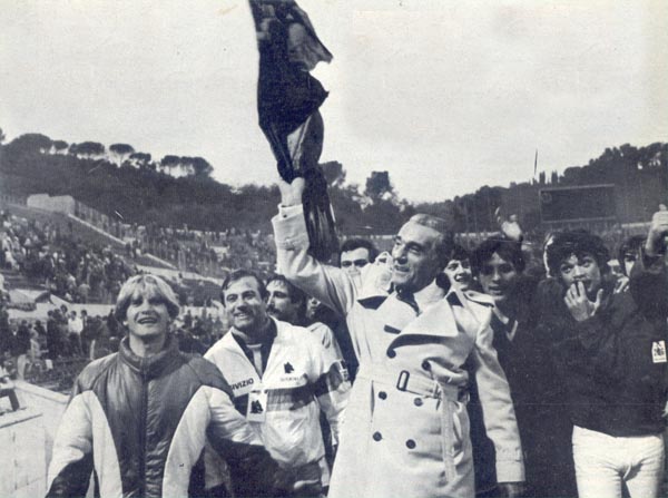 Viola festeggia con i tifosi nella stagione 1979/80