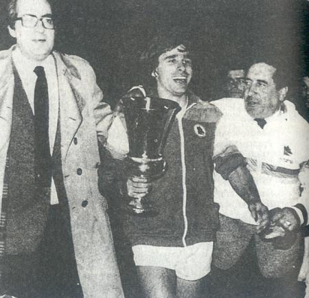 Bruno Conti corre insieme a Gilberto Viti con il trofeo appena conquistato