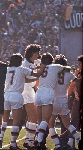 82/83 Roma-Fiorentina, l'abbraccio dei romanisti