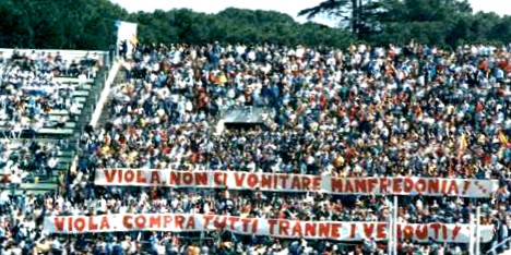 Uno striscione dei tifosi della Roma per il presidente Viola contro l'acquisto di Manfredonia
