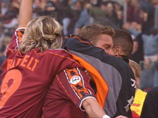 1998/99:Totti abbracciato dopo il gol alla Fiorentina