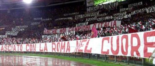 La coreografia della Curva Sud nel derby Lazio-Roma 1-5: Onore a chi ci ha lasciato con la Roma nel cuore