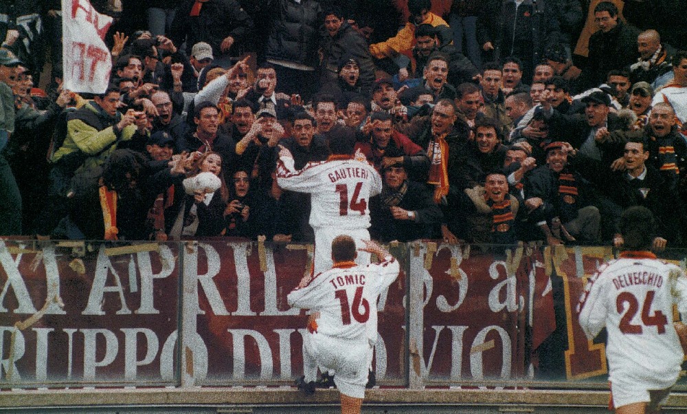Esultanza di Gautieri in Cagliari-Roma 4-3, del campionato 1998/99