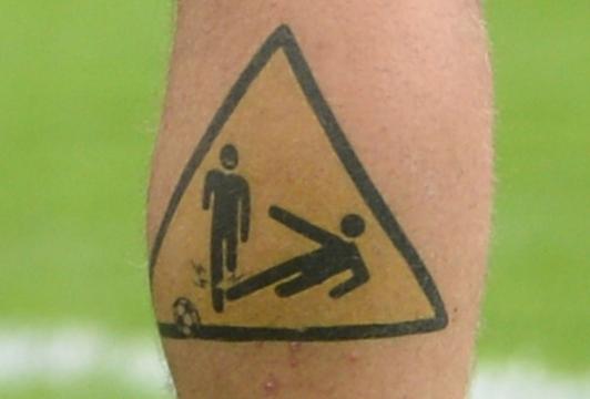 Il tatuaggio di Daniele De Rossi sul polpaccio: divieto takle