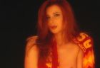 Modella in posa con la maglia della Roma