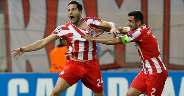 Manolas festeggia dopo un gol con l'Olympiakos