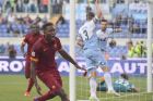 Yanga-Mbiwa esulta dopo il gol dell'1-2 nel derby