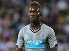 Mapou Yanga-Mbiwa con la maglia del Newcastle