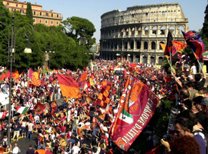 I tifosi della Roma in festa per lo scudetto sotto il Colosseo