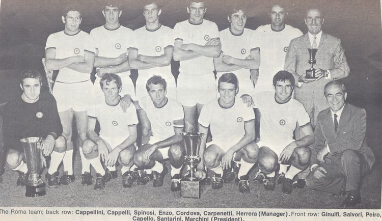La formazione della Roma con la Coppa Italia 1968/69 conquistata