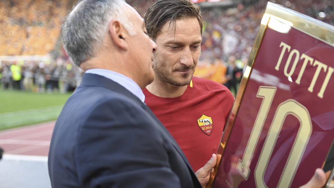 James Pallotta premia Francesco Totti il giorno della sua ultima partita in giallorosso