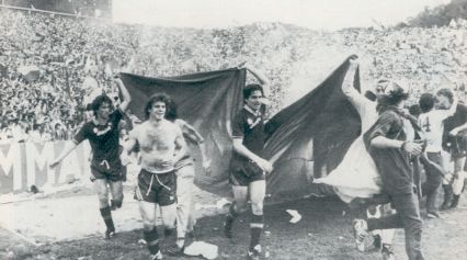 1983, Agostino festeggia lo scudetto, il giro di campo