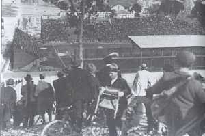 I tifosi della Roma guardano la partita di straforo da Monte de' cocci.
